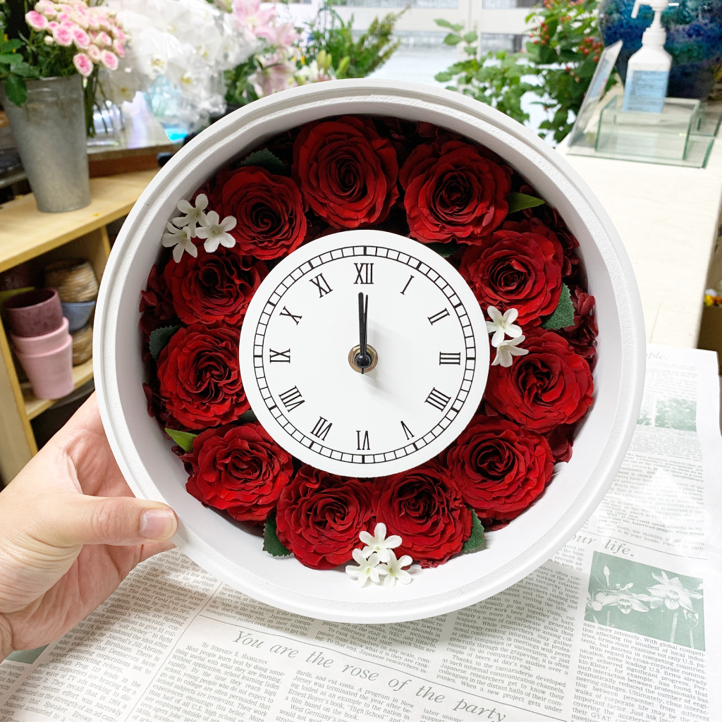 花時計のにプリザーブドフラワー加工した赤薔薇を敷き詰め