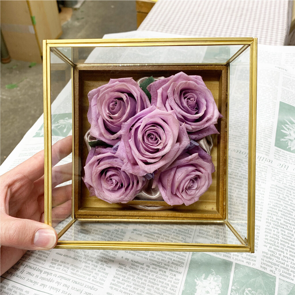 ガラスボックスSに紫の薔薇をアレンジ