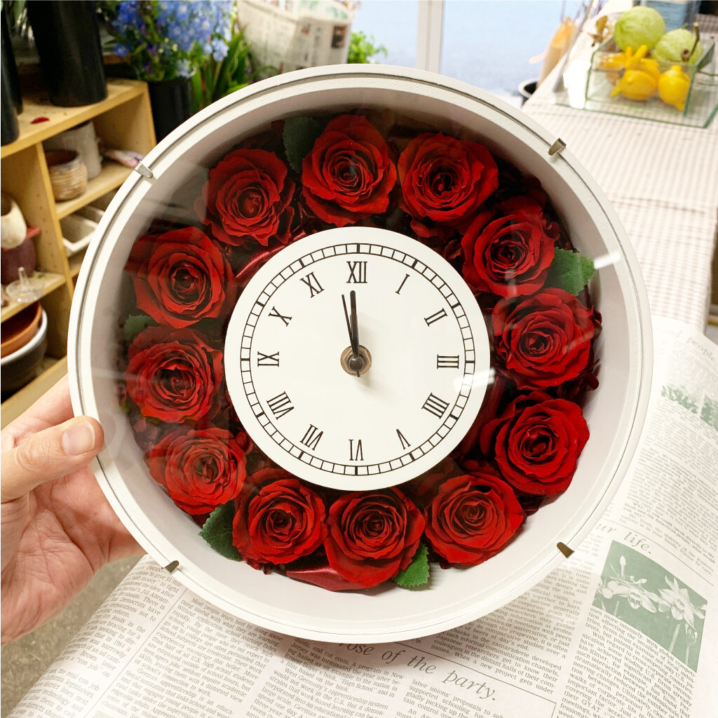 時計フレームに赤薔薇をアレンジ